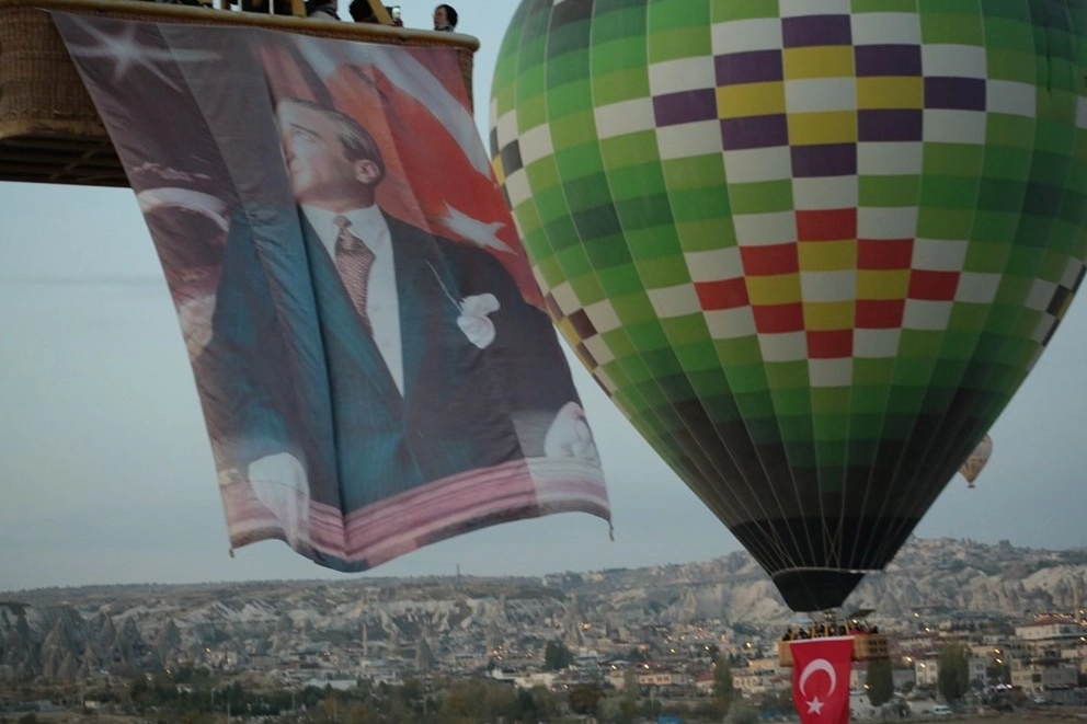 Kapadokya'da balonlar Türk bayrakları ve Atatürk posteri ile uçtu