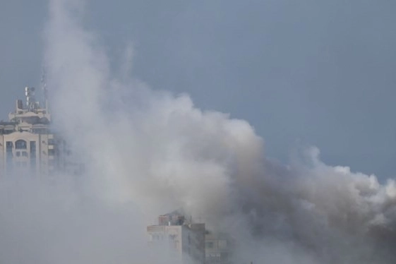 İsrail Gazze'deki hastaneleri bombalarla ablukaya aldı