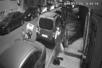 Kuryeden mide bulandıran hareket! Kamera kayıtları incelenince ortaya çıktı