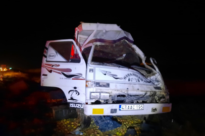 Mardin'de tır ile kamyonet kafa kafaya çarpıştı: 3 yaralı