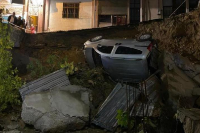 Gürültüyü duyan dışarı fırladı! Yol çöktü, araç inşaat temeline yuvarlandı