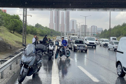 İstanbul'da sağanak trafikte aksamalara neden oluyor