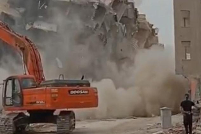 Depremde ağır hasar alan bina, yıkım çalışmasında çöktü
