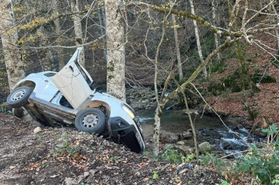 Bursa'da cip dere yatağına devrildi! Sürücünün durumu ise...