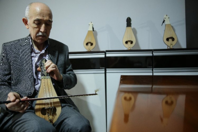 Bursa'da devlet korosunda yıllarca çaldığı klasik kemençenin yapımında da usta oldu