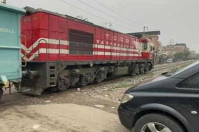Diyarbakır’da tren kazası! Sürücü ölümden döndü