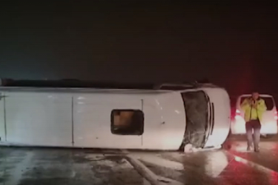 Kontrolden çıkan yolcu minibüsü devrildi: 14 yaralı