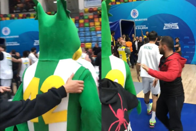 Konyaspor maskotunun kavgaya karıştığı anlarda çalan müzik herkesi şaşırttı!