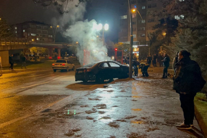 Kaldırıma çarpan otomobil alev aldı, sürücü olay yerinden kaçtı