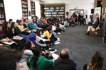 Meriç Aral gençlerle Bursa Nilüfer'de Tomris Uyar öyküleri okudu