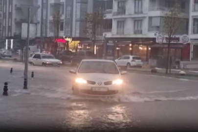 Balıkesir'de yarım saatlik yağış hayatı felç etti
