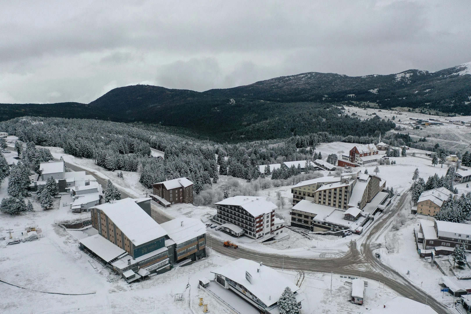 Uludağ’da kar yağışı başladı! İşte kartpostallık görüntüler...