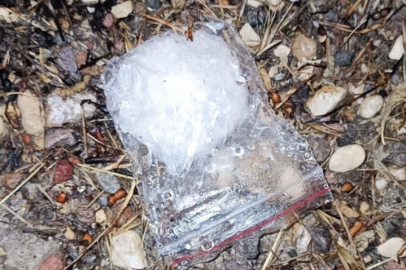 Jandarmadan kurtulmak için uyuşturucu dolu poşeti araçtan attılar