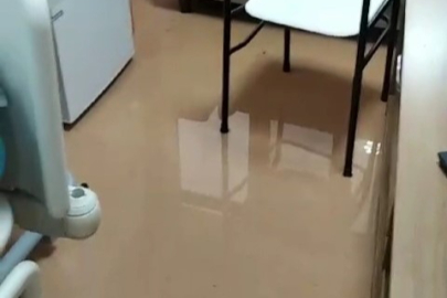 Sağanak sonrası hastaneyi su bastı