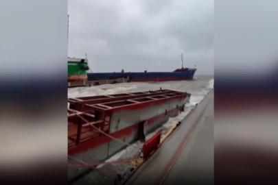 Yalova'da fırtınada kıyıya sürüklenen kuru yük gemisi tersanenin iskelesine çarptı