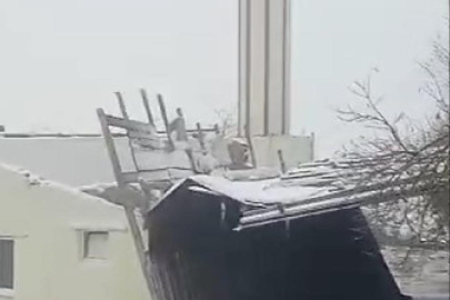 Şiddetli rüzgar caminin çatısını uçurdu