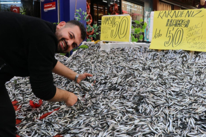 Bolca avlanan hamsinin tezgahlarındaki fiyatı düştü