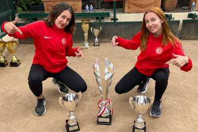 İnci ve kardeşi Buket'ten Bursa'ya büyük gurur! 10 altın madalya döndüler...