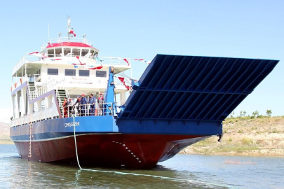 Çemişgezek-Elazığ feribot seferlerine "kuvvetli rüzgar" engel oldu