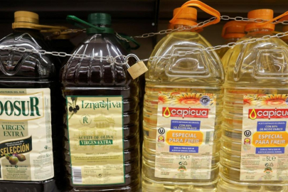 İspanya'da zeytinyağı reyonlarına zincir çekildi