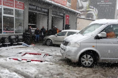 Kar yağdı, sürücüler lastikçilere akın etti