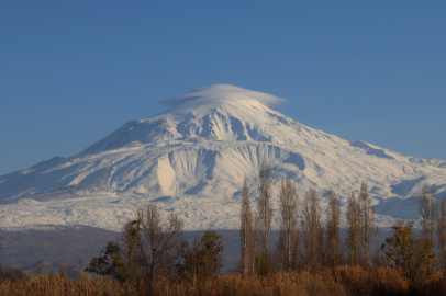 Ağrı Dağı'nın zirvesine mercek bulutu yerleşti