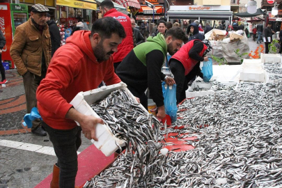 Hamsi bolluğu tezgahları hareketlendirdi