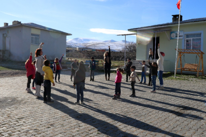 Kadın öğretmenlerin elinin değdiği köy okulunun içi de dışı da güzelleşti