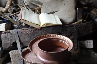 Hafız usta, Kur'an okuyarak bakırcılık yapıyor