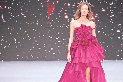 Sema Şimşek podyumda elbisenin azizliğine uğradı