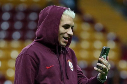 Galatasaraylı Lucas Torreira maç öncesi sahada Devrim Özkan'ı aradı!
