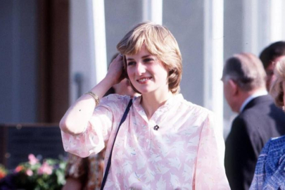 Hüzünlü Prenses Diana'nın 'nişan bluzu' açık artırmayla satılacak