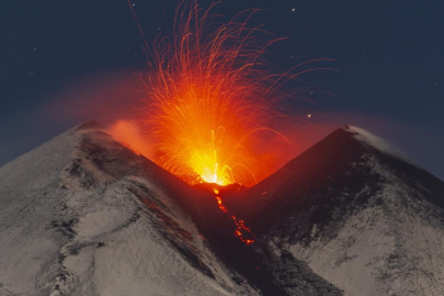 İtalya'da Etna Yanardağı bir kez daha kül ve lav püskürttü