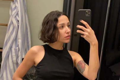 Zeynep Bastık dudak dudağa pozdan sonra dekoltesini sergiledi