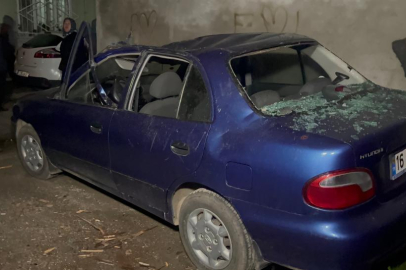 Bursa'da çatı parçaları araçların üzerine düştü! 5 araç zarar gördü...