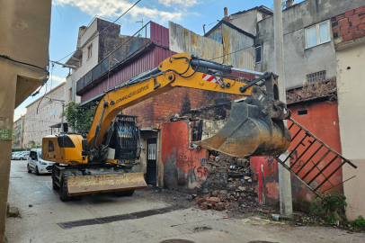 Bursa Osmangazi'de metruk binaya balyoz