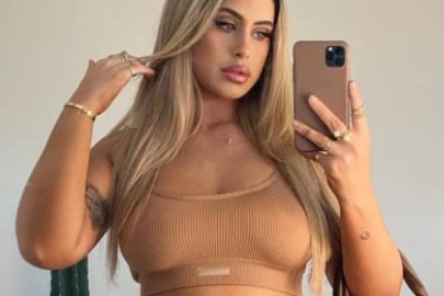 Ariella Nyssa dantel tulumuyla kıvrımlarını sergiledi!