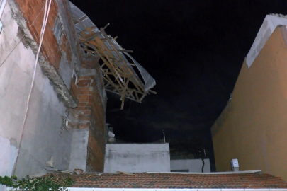 Bursa'da 3 katlı binanın çatısı müstakil evin üstüne düştü!