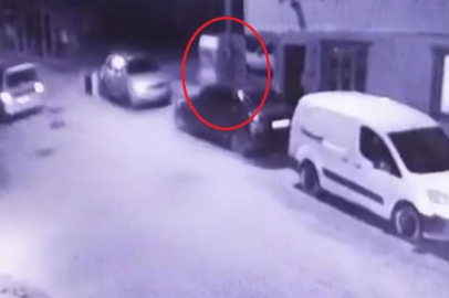 Bursa'da fırtına insanları, motosikleti ve giysi dolabını böyle uçurdu!