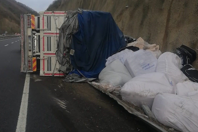 Bursa’da tır ile çarpışan kamyon devrildi!