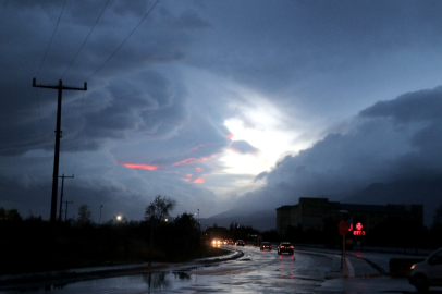 Bursa Uludağ'ın üzerini kara bulutlar kapladı! Lodos şehri dağıttı...