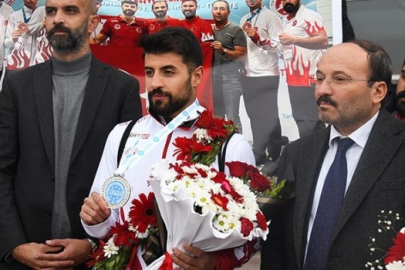 Gençoğlu, Erzurum'da çiçeklerle karşılandı