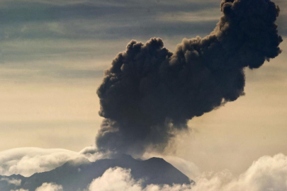 Japonya'da yanardağdan püsküren kül, Nii-jima Adası çevresine ulaştı
