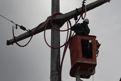 Bursa'da UEDAŞ ekipleri, lodosun sebep olduğu elektrik kesintileri için aralıksız çalışıyor