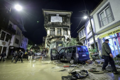 Bursa Tirilye'de sel kabusu! Araçlar sürüklendi, dükkanları su bastı: O anlar kamerada...