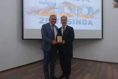 Başkan Aktaş'tan Özhan'a plaket