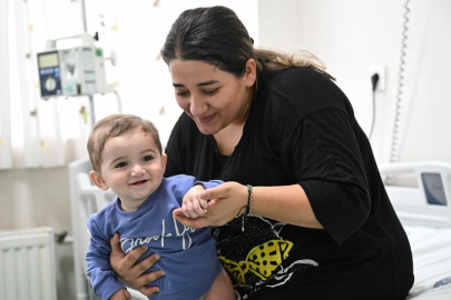 Böbrekleri taşla dolu Azerbaycanlı bebek Türkiye'de şifa buldu