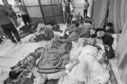 Gazze'deki Sağlık Bakanlığı: Yaralılar yoğunluk nedeniyle ameliyathanelerin önünde yerde yatıyor