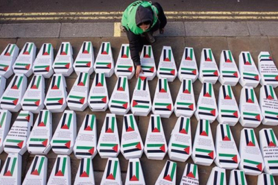 İngiltere’de Başbakanlık Konutu yakınına çocuk tabutu bırakıldı