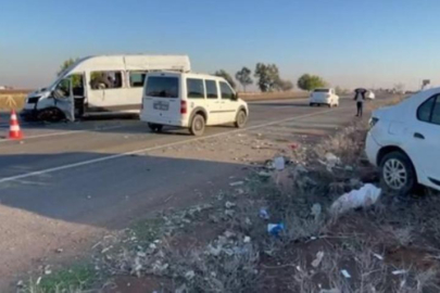 Öğretmenleri taşıyan minibüs ile otomobil çarpıştı! Yaralılar var